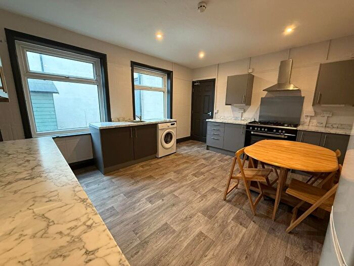 5 Bedroom Semi-detached House For Sale In Aketon Road, Castleford, WF10