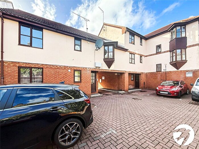2 Bedroom Flat To Rent In Church Street, Rochester, Kent, ME1