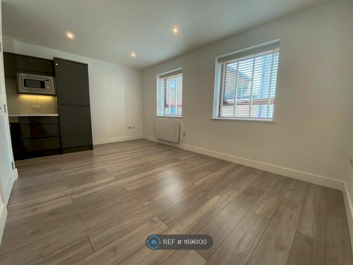 1 Bedroom Flat To Rent In Holgate Court, Romford, RM1