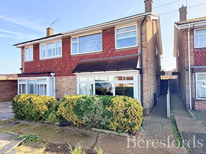 4 Bedroom Semi Detached House For Sale In Kestrel Close, Hornchurch, RM12