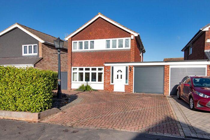 3 Bedroom Link Detached House For Sale In Shearwater, Longfield, Kent, DA3