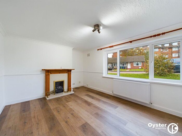 2 Bedroom Flat To Rent In East Crescent, London, N11