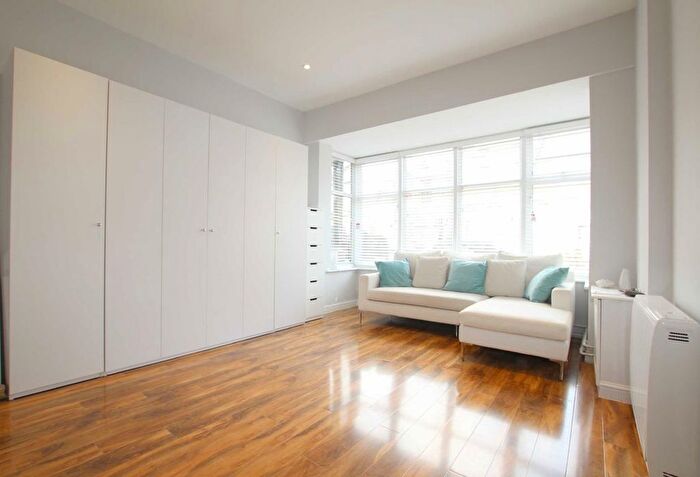 Studio To Rent In Hamilton Road, Brentford, TW8