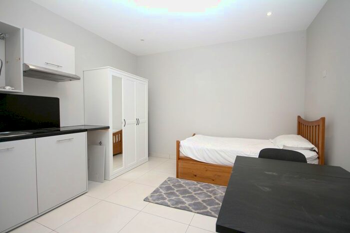 Studio To Rent In Batchworth Lane, Northwood, HA6