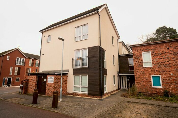 2 Bedroom Flat To Rent In Hampden Crescent, Bracknell, Berkshire, RG12
