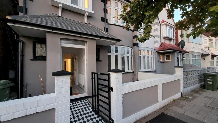 2 Bedroom Flat To Rent In Sudbourne Road, Brixton, London, SW2