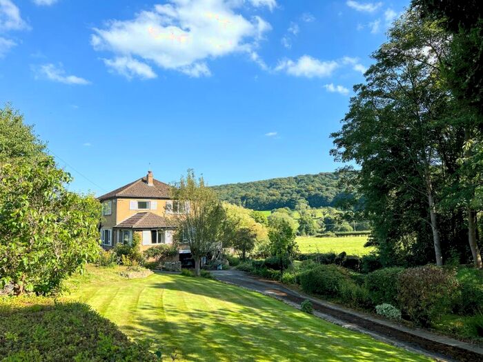 3 Bedroom Detached House For Sale In Lumb Lane, Almondbury, Huddersfield, HD4