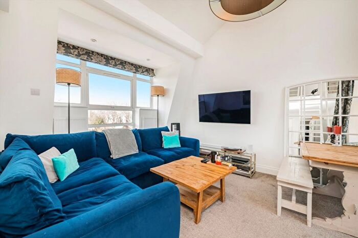 2 Bedroom Flat For Sale In Fulham Palace Road, London, SW6