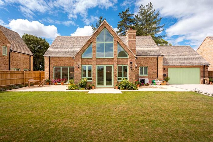 2 Bedroom Detached House For Sale In Kings Drive, Ashton Keynes, SN6