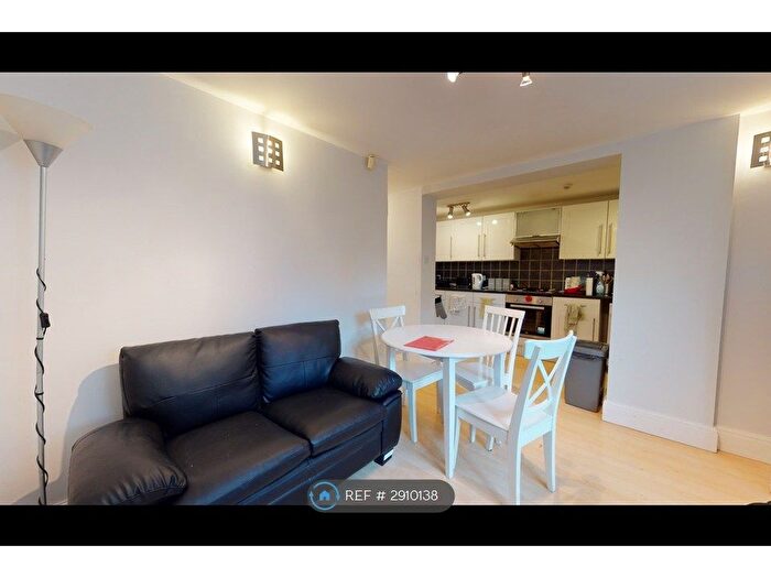 3 Bedroom Flat To Rent In Otley Road, Leeds, LS16