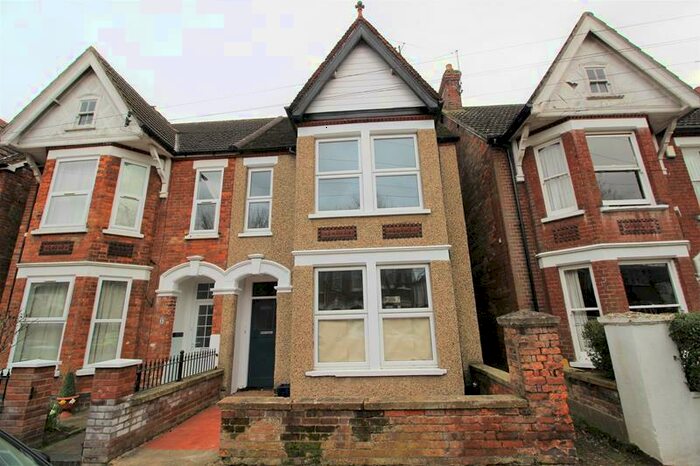 4 Bedroom Semi-Detached House To Rent In Cutcliffe Place, Bedford, MK40