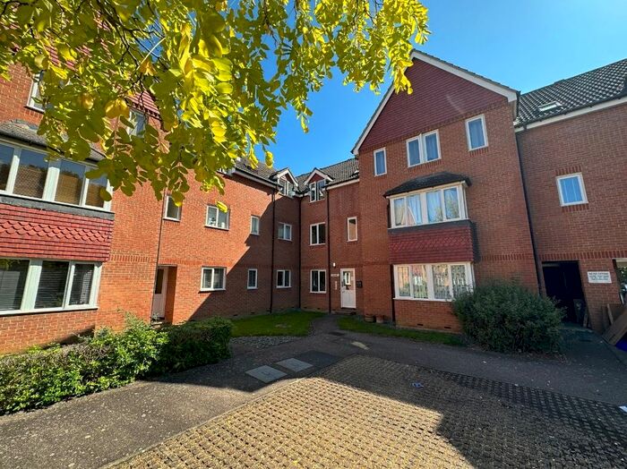 2 Bedroom Flat To Rent In Redoubt Close, Hitchin, SG4