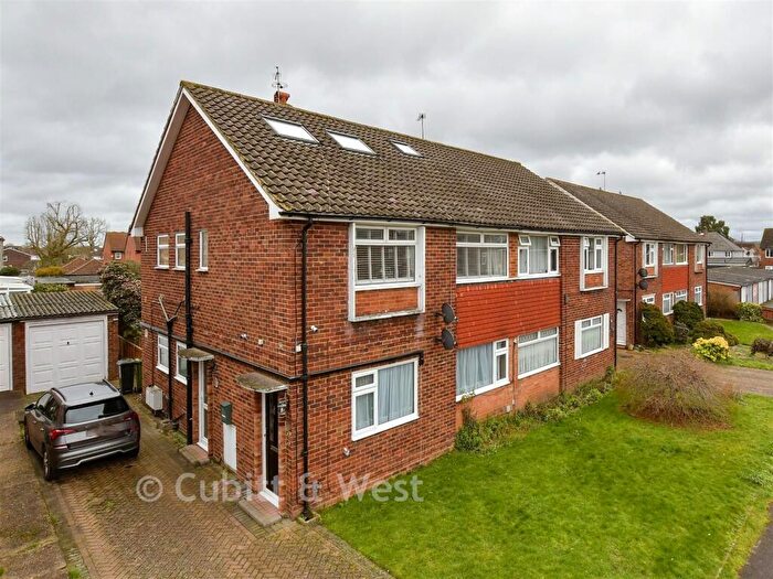 3 Bedroom Maisonette For Sale In Lavender Road, Epsom, Surrey, KT19