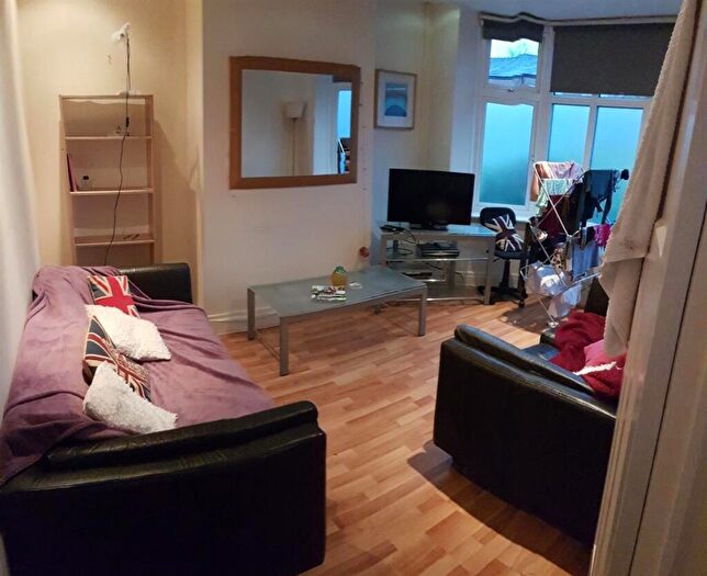 4 Bedroom House To Rent In Lees Hall Crescent, Manchester, M26