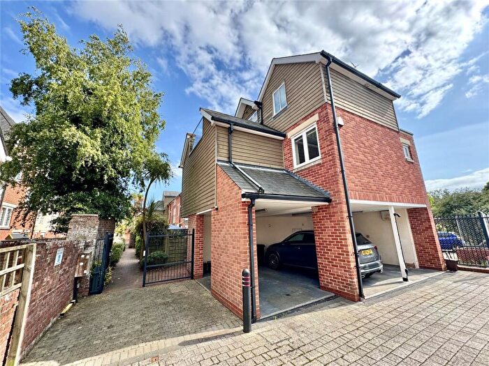 2 Bedroom Maisonette For Sale In School Lane, Lymington, Hampshire, SO41