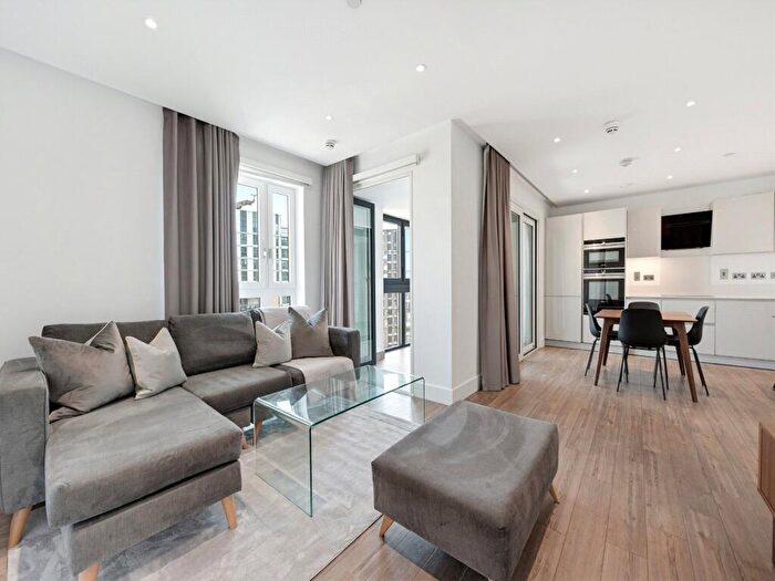 3 Bedroom Apartment For Sale In Wiverton Tower, Aldgate Place, E1