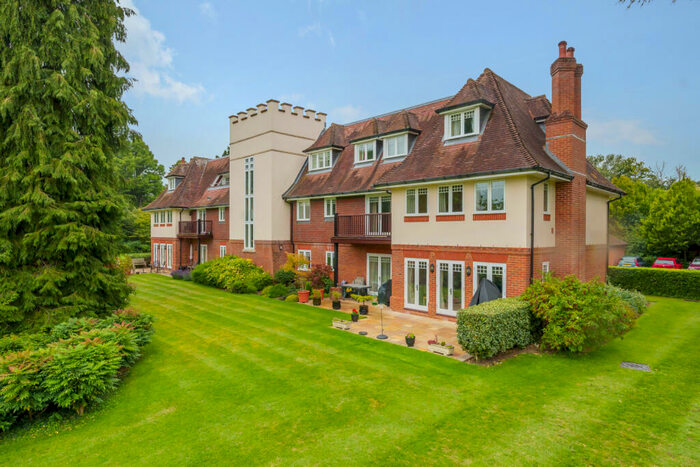 3 Bedroom Apartment For Sale In Tidmarsh Grange, Tidmarsh, Reading, Berkshire, RG8