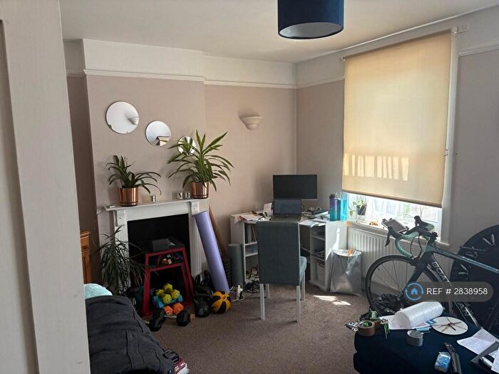 1 Bedroom Flat To Rent In West Road, Reigate, RH2