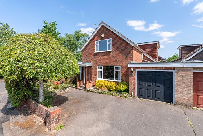 3 Bedroom Link Detached House For Sale In Glebe Road, Dorking, RH4