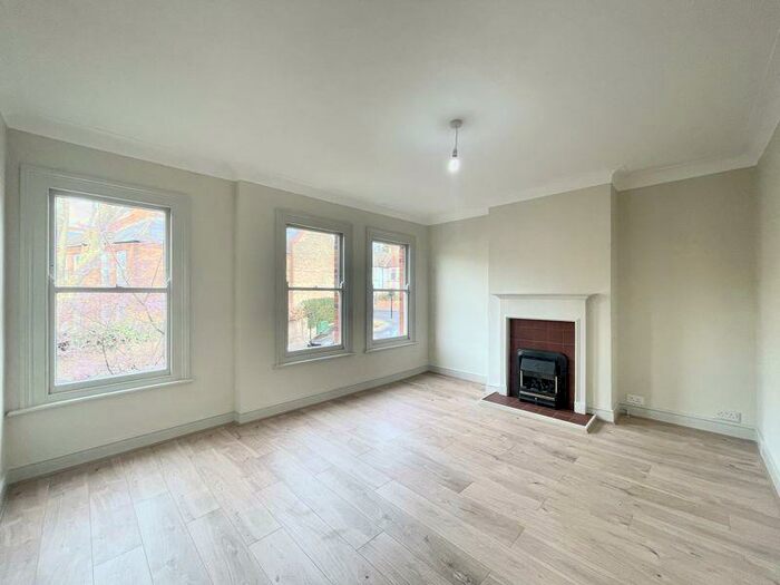 1 Bedroom Flat To Rent In One Bedroom Ex-Warner Style Flat - Hawarden Road, (&pound;, Pcm), E17