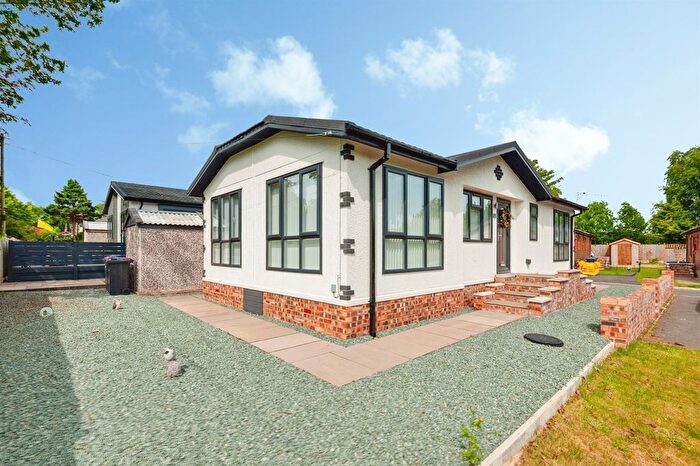 2 Bedroom Mobile/park Home For Sale In Chester Road, Frodsham, WA6