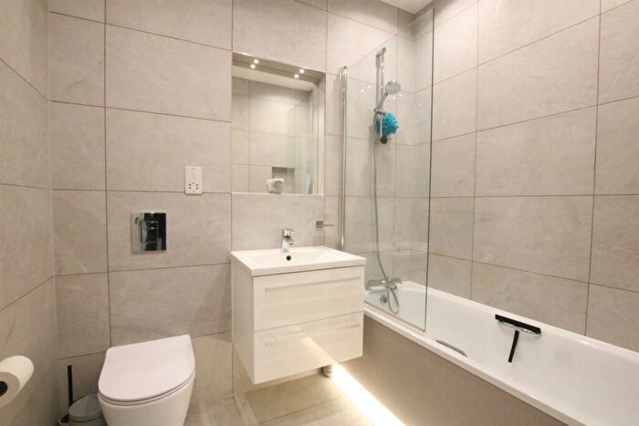 2 Bedroom Apartment For Sale In Kingston Road, Leatherhead, KT22