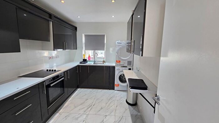 4 Bedroom Flat To Rent In Heriot Road, London, NW4