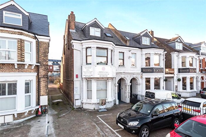 2 Bedroom Flat For Sale In Green Lanes, Palmers Green, London, N13