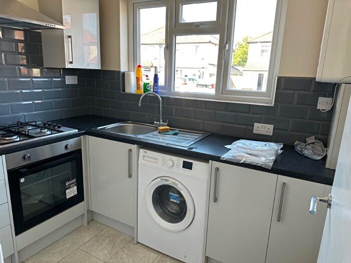 2 Bedroom Flat To Rent In Bourne Road, Slough, Berkshire, SL1