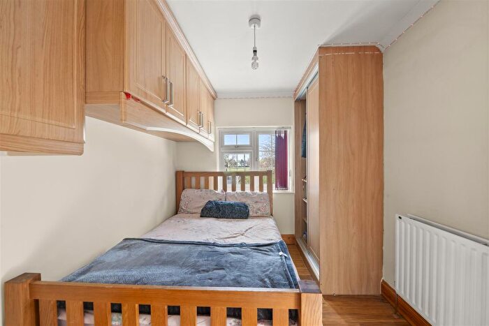 3 Bedroom End Of Terrace House For Sale In Kingsway, Hayes, UB3