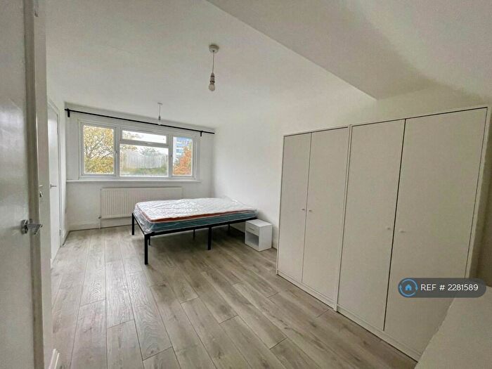 Studio To Rent In Strathmore Gardens, London, N3