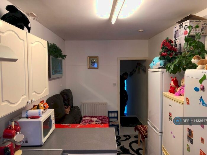 2 Bedroom Flat To Rent In West Crescent Road, Gravesend, DA12