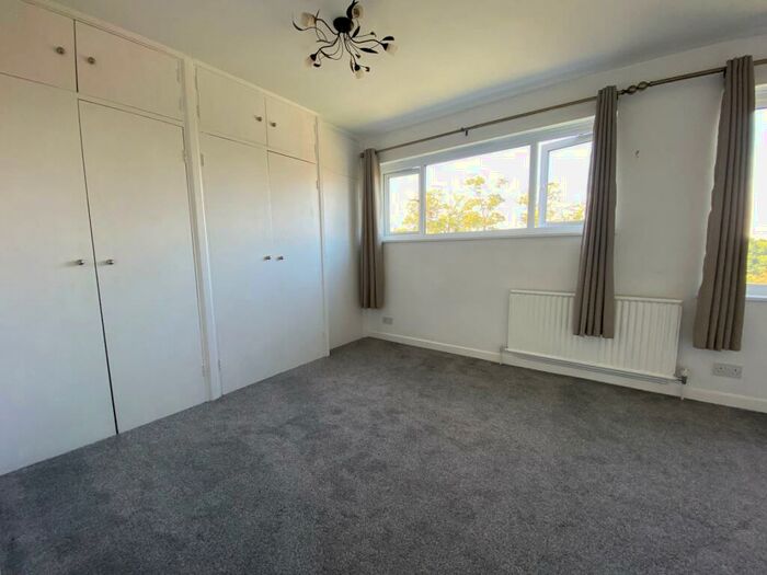 6 Bedroom House To Rent In Lindfield Gardens, Castle, GU1