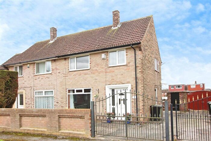 3 Bedroom Semi Detached House For Sale In Barncroft Mount, Leeds, LS14