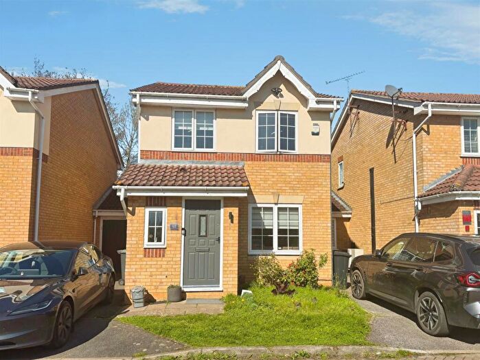 3 Bedroom Link Detached House For Sale In Gervaise Close, Slough, SL1