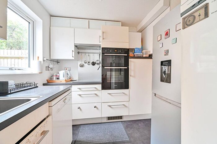 3 Bedroom Flat To Rent In Kinburn Street, Canada Water, London, SE16