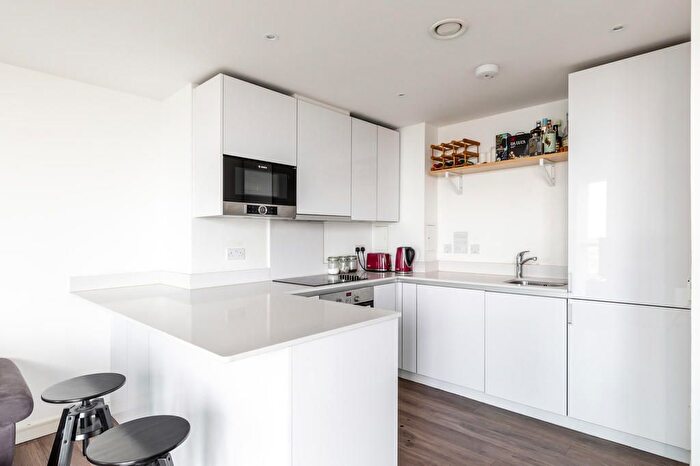 3 Bedroom Flat To Rent In Saffron Central Square, Croydon, London, CR0