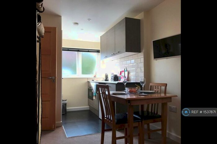 Studio To Rent In Wootton Close, Luton, LU3