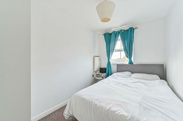 2 Bedroom Flat To Rent In Commercial Way, Peckham, London, SE15