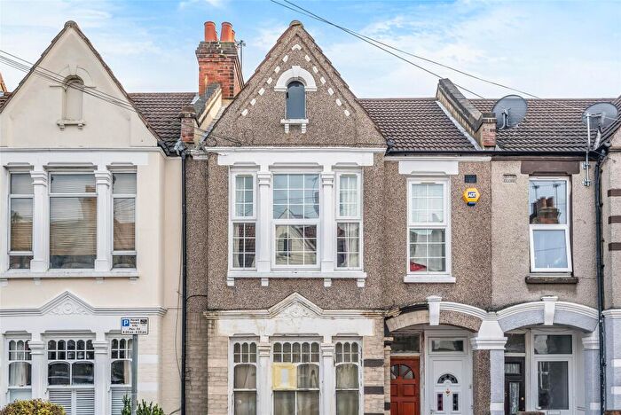 2 Bedroom Maisonette For Sale In Mitcham, Surrey, CR4