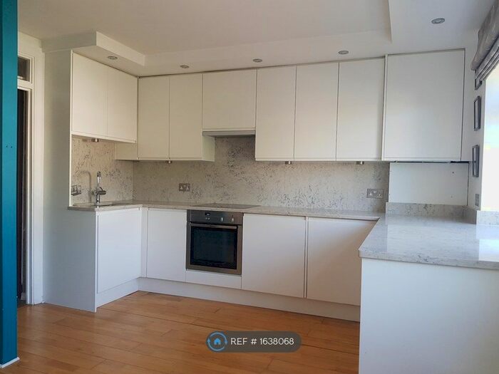 2 Bedroom Flat To Rent In Jacksons Court, London, SW9