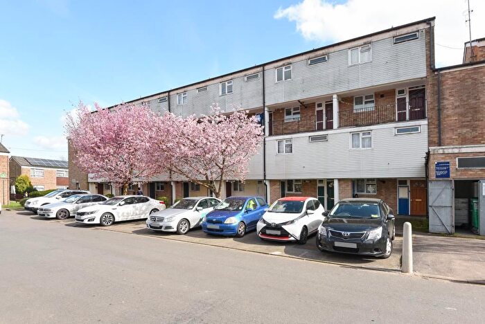 3 Bedroom Flat To Rent In Brookfield, GU21