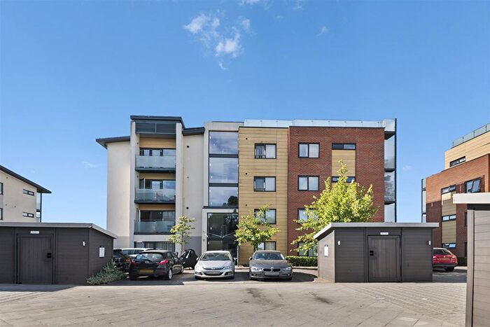 1 Bedroom Flat For Sale In Kingswood Place, Hayes, UB4
