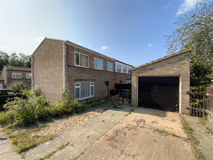 4 Bedroom Semi-Detached House For Sale In Lingfield, Stacey Bushes, MK12