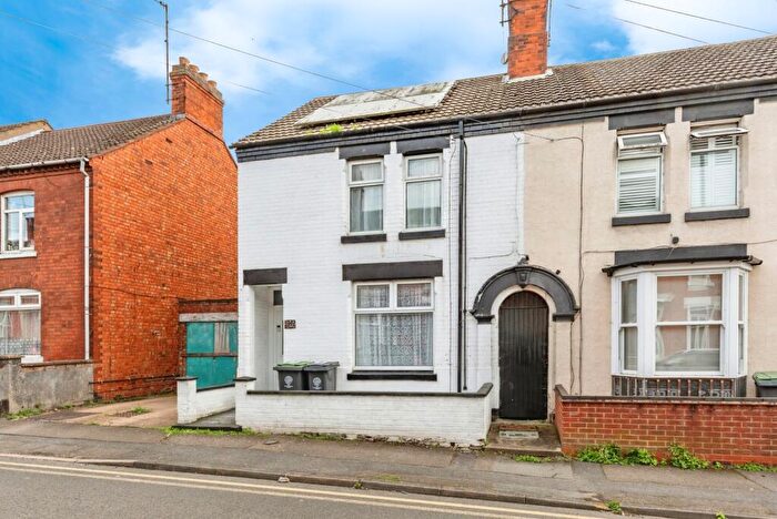 4 Bedroom End Of Terrace House For Sale In Queen Street, Rushden, Northamptonshire, NN10
