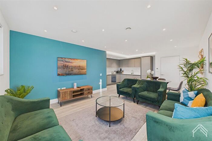 3 Bedroom Flat To Rent In Park Hill House, Brentford, TW8