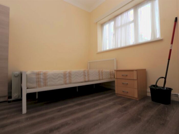 Studio To Rent In Balham Road, London N9