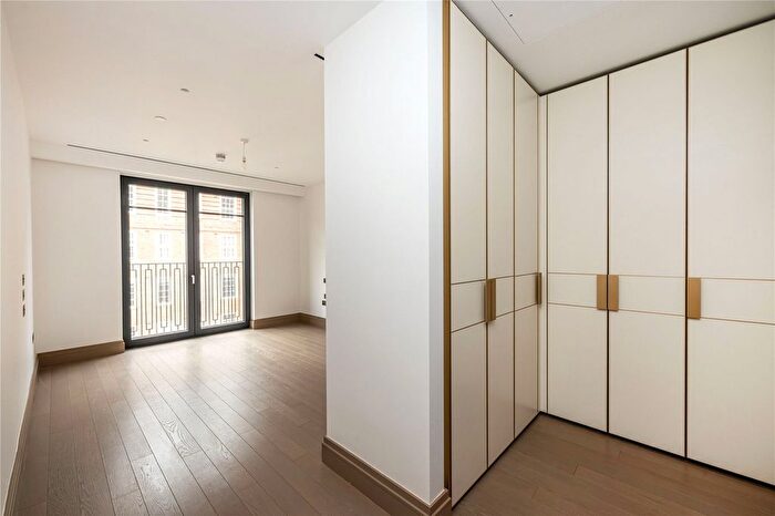2 Bedroom Flat To Rent In Lucan Place, Chelsea, London, SW3