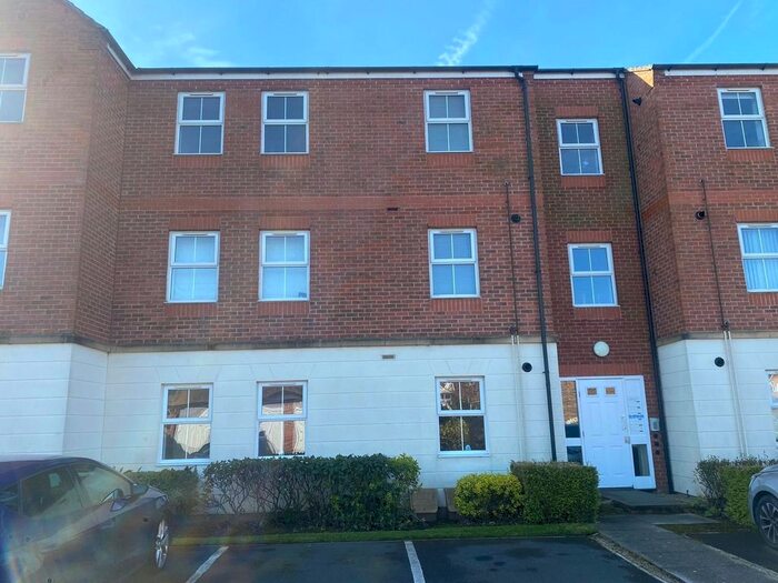 2 Bedroom Flat For Sale In Oak Crescent, Ashby-De-La-Zouch, Leicestershire, LE65