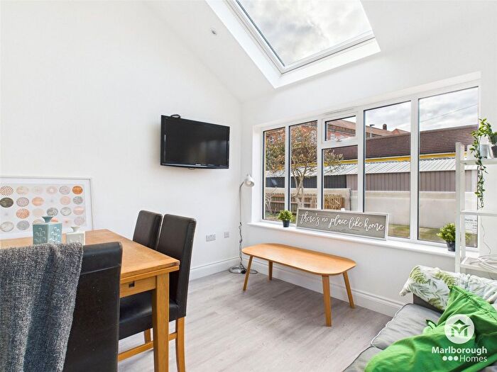 2 Bedroom Flat To Rent In St Barnabas Road, Woodford, Essex, IG8